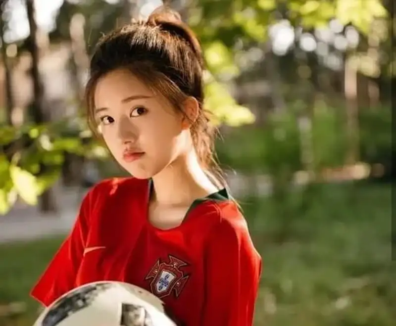 Cô gái xinh luyện tập bóng chuyền đầy năng lượng Cô gái xinh luyện tập bóng chuyền đầy năng lượng