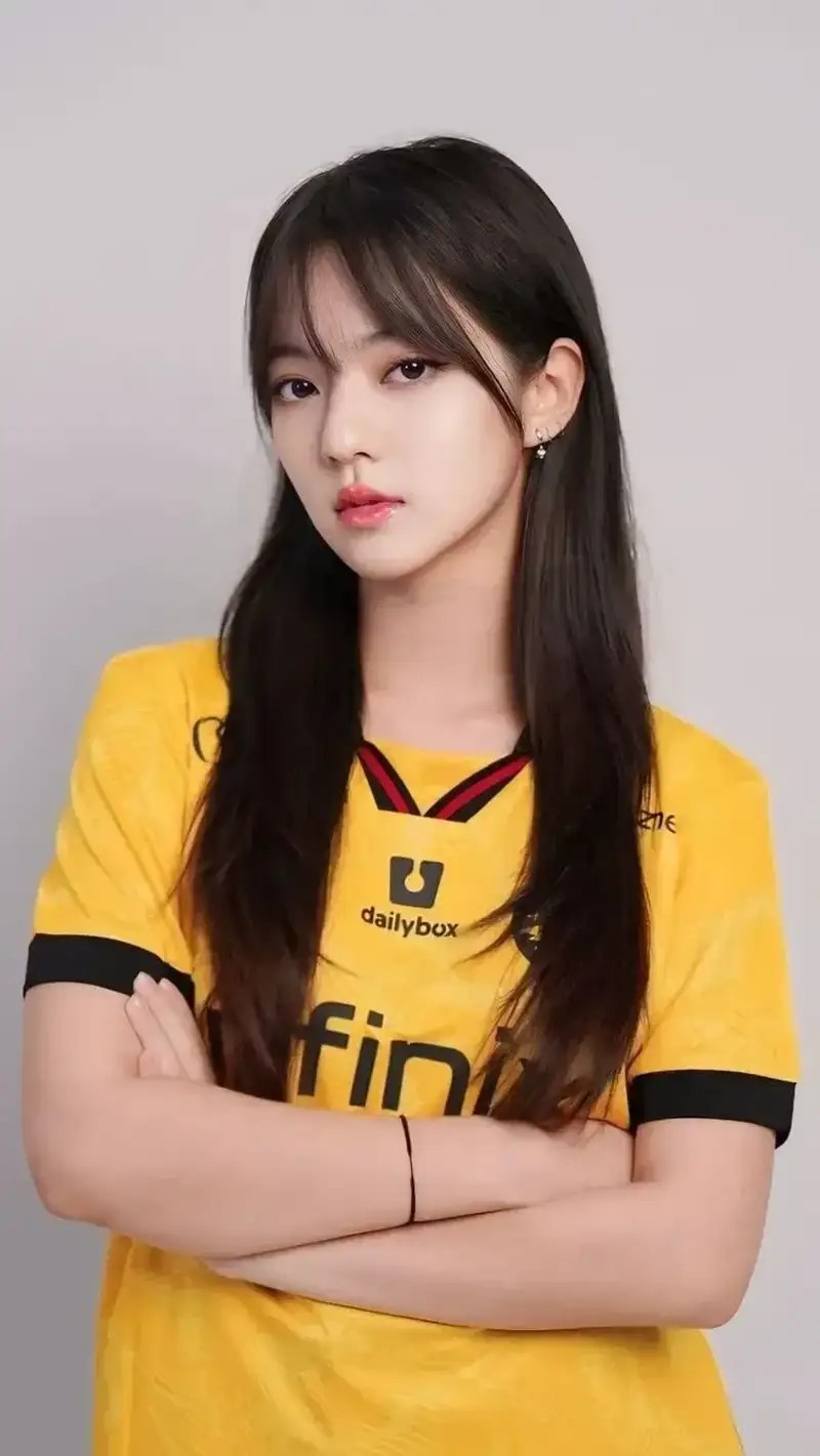 Cô gái xinh đẹp trong khoảnh khắc tự nhiên Cô gái xinh đẹp trong khoảnh khắc tự nhiên