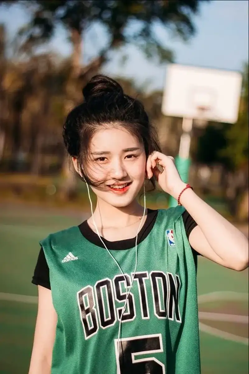 Cô gái đẹp tạo dáng bí ẩn khi che mặt Cô gái đẹp tạo dáng bí ẩn khi che mặt