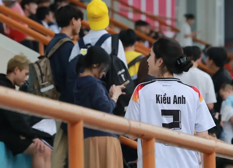 Nữ cổ động viên xinh đẹp diện áo đội tuyển yêu thích Nữ cổ động viên xinh đẹp diện áo đội tuyển yêu thích