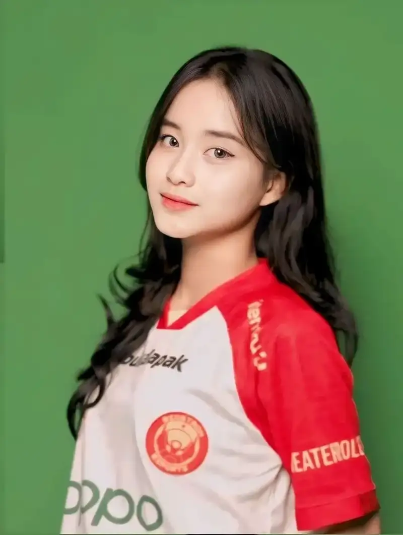Gái xinh rạng rỡ trong áo bóng đá đẹp Gái xinh rạng rỡ trong áo bóng đá đẹp
