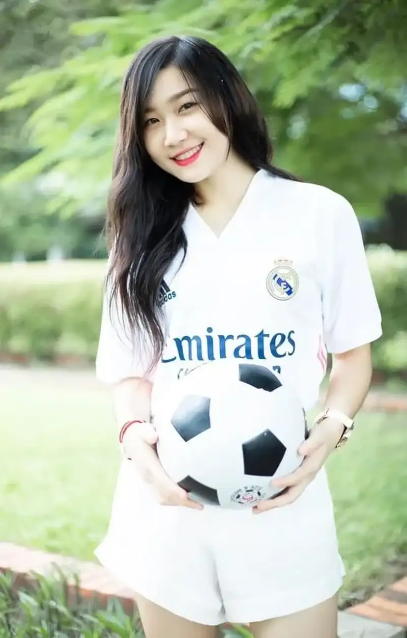 Phong cách thể thao nữ với áo bóng đá Phong cách thể thao nữ với áo bóng đá
