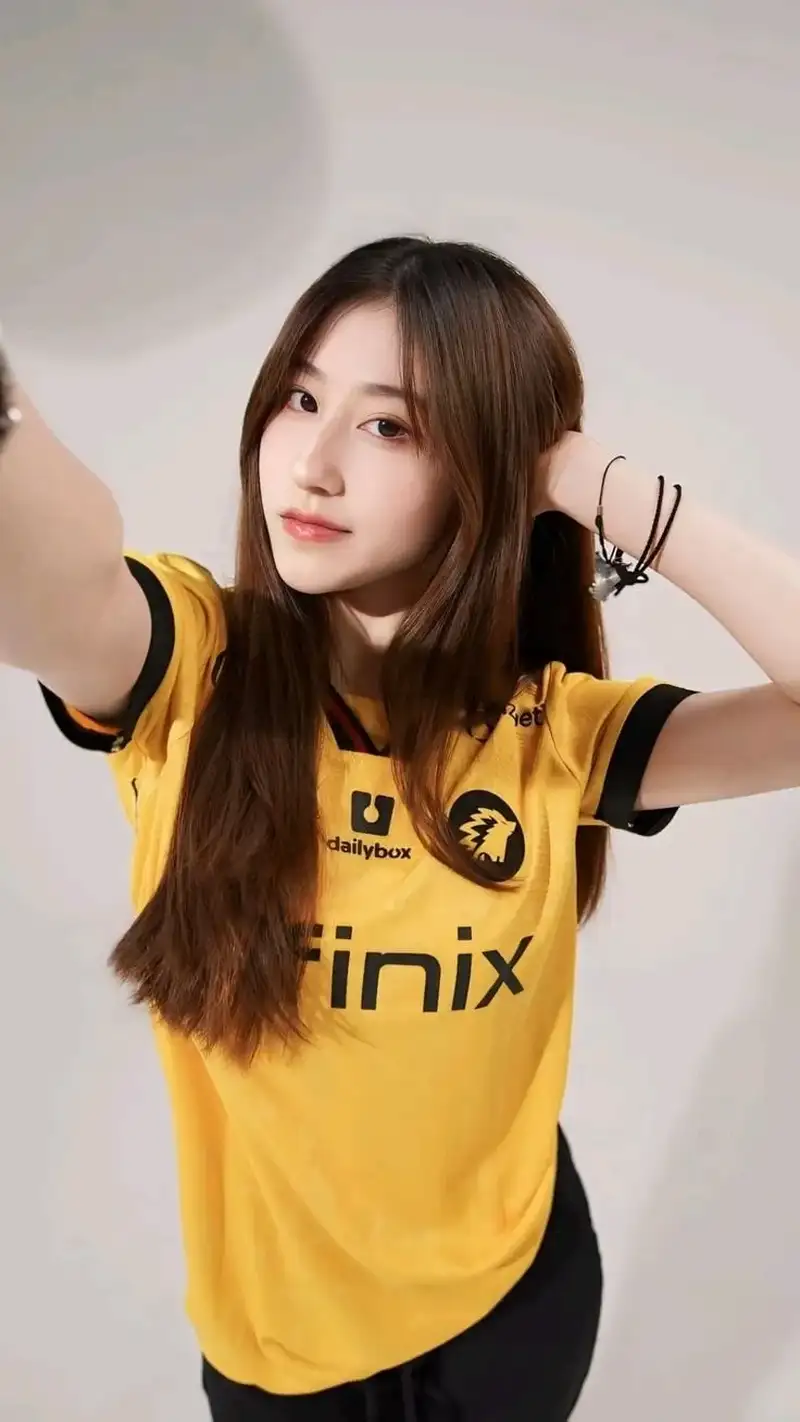 Fan nữ xinh đẹp diện áo Manchester United Fan nữ xinh đẹp diện áo Manchester United