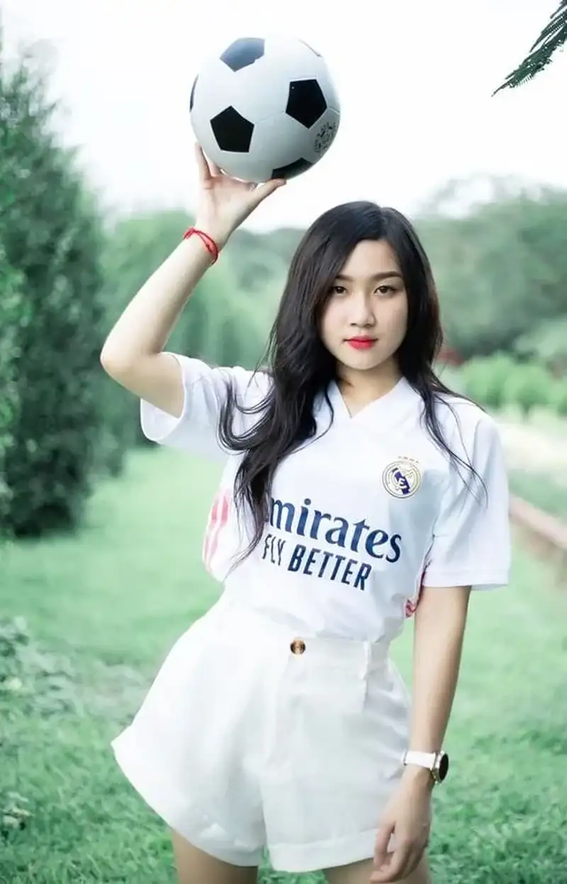Gái xinh diện áo đá bóng tạo dáng đẹp Gái xinh diện áo đá bóng tạo dáng đẹp