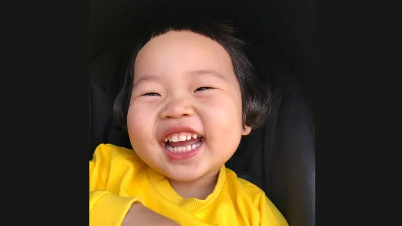 Cảm xúc thật được chia sẻ qua meme vui và buồn