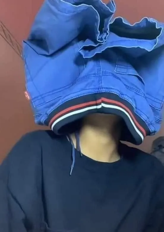 Meme cởi quần độc đáo, tạo ấn tượng mạnh cho người xem.