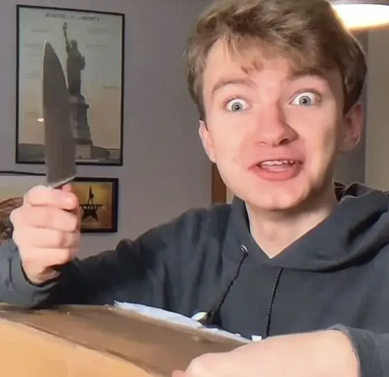 Súng ak47 meme cầm súng tạo ra sự mạnh mẽ và thú vị trong từng khoảnh khắc.