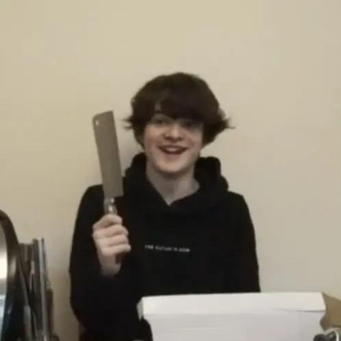 Meme tay cầm súng tạo nên một sự bất ngờ đầy hài hước và thú vị.