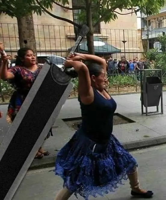 Ảnh meme cầm súng thể hiện sự hài hước với nhiều kiểu dáng khác nhau.