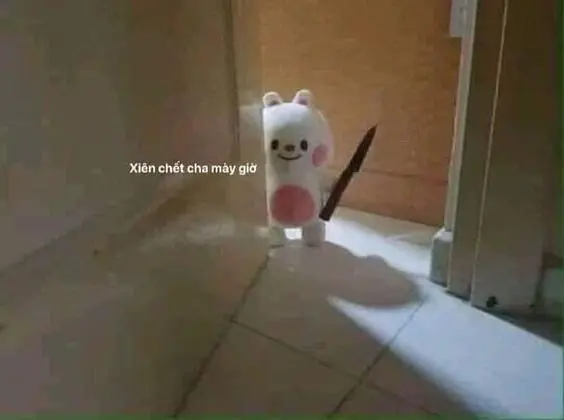 Meme gấu trúc cầm súng là sự kết hợp hoàn hảo giữa dễ thương và hài hước.