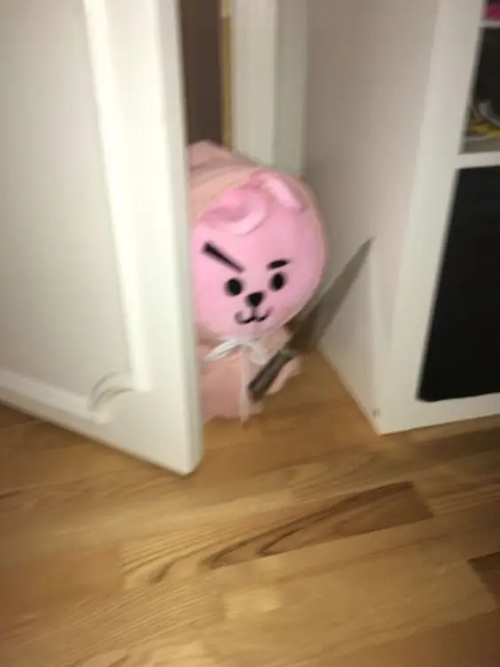 Ảnh meme mèo cầm súng sẽ mang đến những giây phút thú vị với mèo đáng yêu.