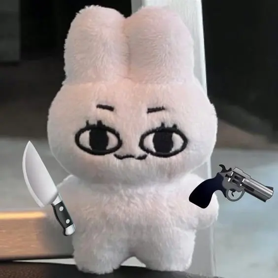 Mèo cầm hoa meme đầy lãng mạn và dễ thương, bạn sẽ thích ngay.