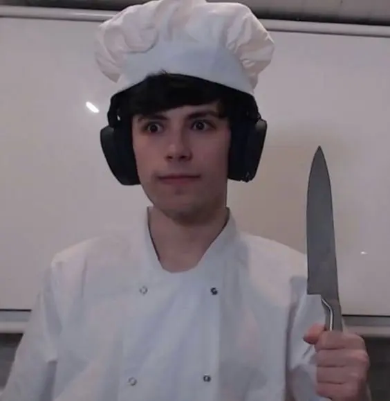 Tay cầm súng meme png tạo ra một hình ảnh đáng yêu và hài hước khó quên.