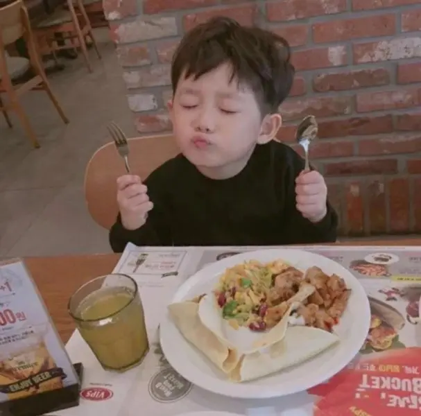 Vẻ mặt trong meme vịt vàng mang lại tiếng cười bất tận.