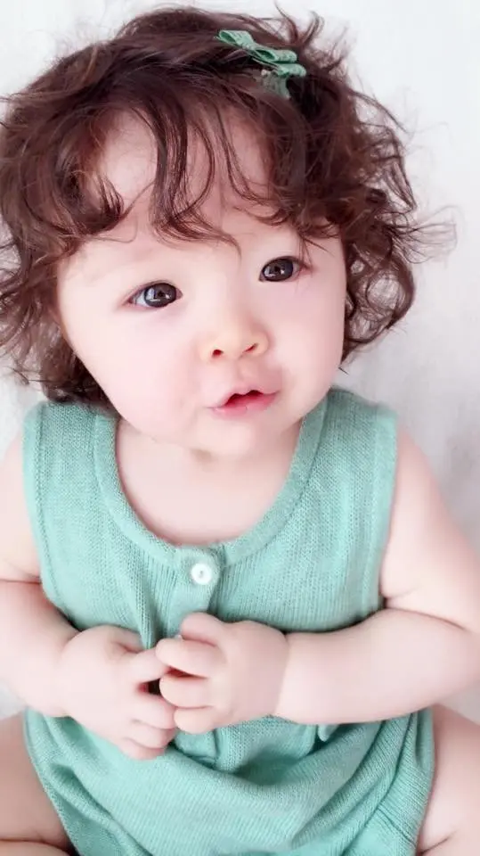 Ảnh meme em bé dễ thương và hài hước đang hot hiện nay.