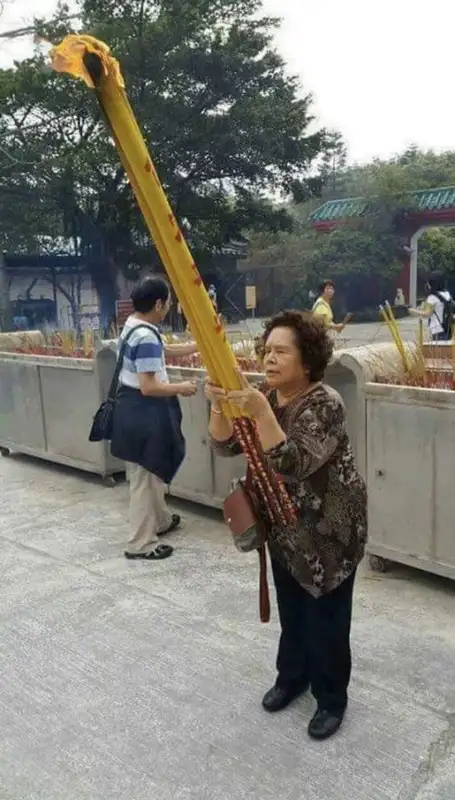 Meme quỳ lại này cực kỳ đáng yêu và hài hước, chắc chắn sẽ làm bạn yêu thích.