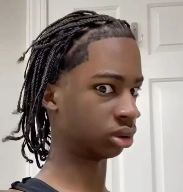 Cười thật lớn với nhuộm tóc meme độc đáo.