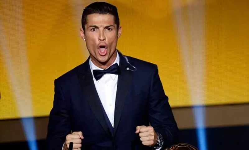 Meme ronaldo uống nước với biểu cảm hài hước chắc chắn sẽ khiến bạn phải cười.