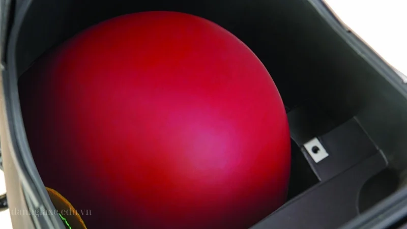 SYM Galaxy 50 có cốp nhỏ chỉ đựng vừa 1 mũ bảo hiểm