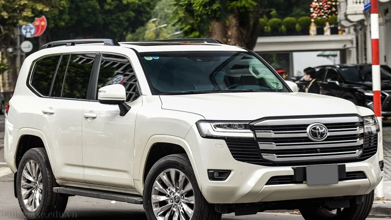 Toyota Land Cruiser 2024 white color tinh tế, đẳng cấp