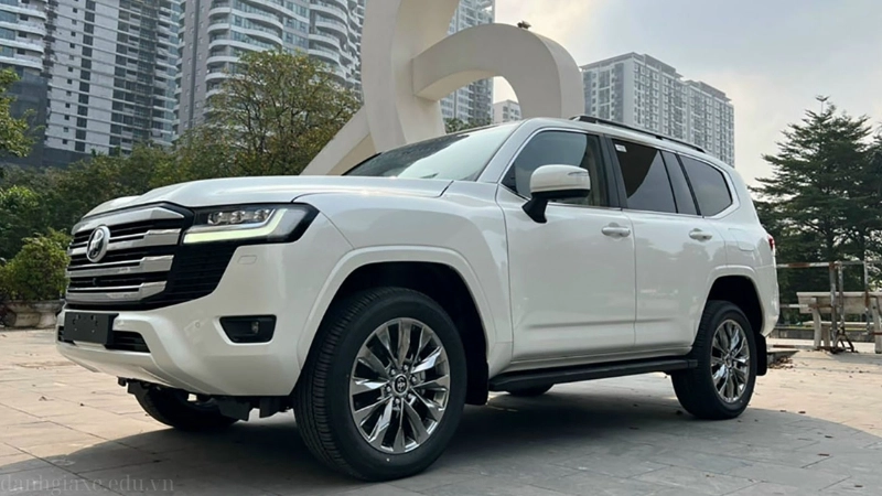 oyota Land Cruiser 2024 white color tinh khôi, nổi bật