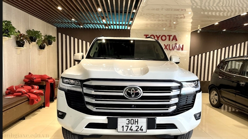 Toyota Land Cruiser 2024 white color thiết kế thanh thoát