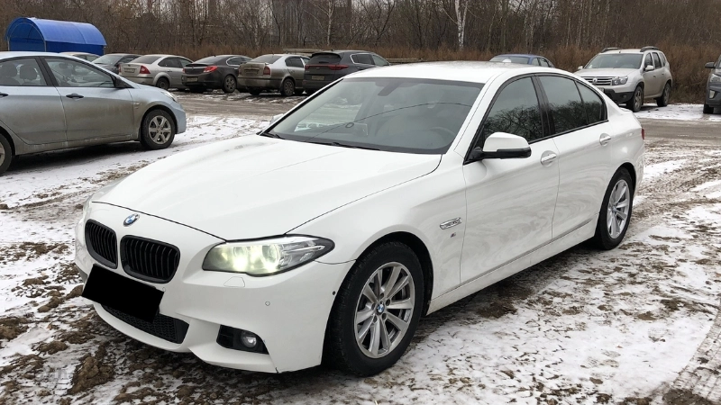 Khám phá BMW 5 Series trắng Alpine White sang trọng