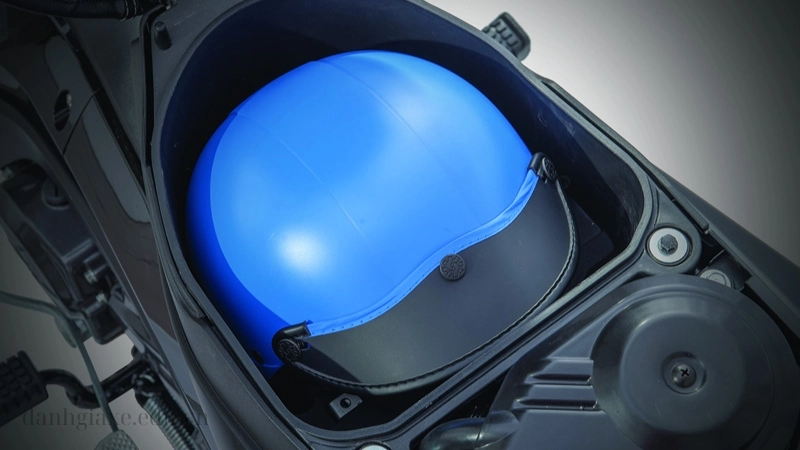 Cốp xe vừa đủ để chứa một mũ bảo hiểm