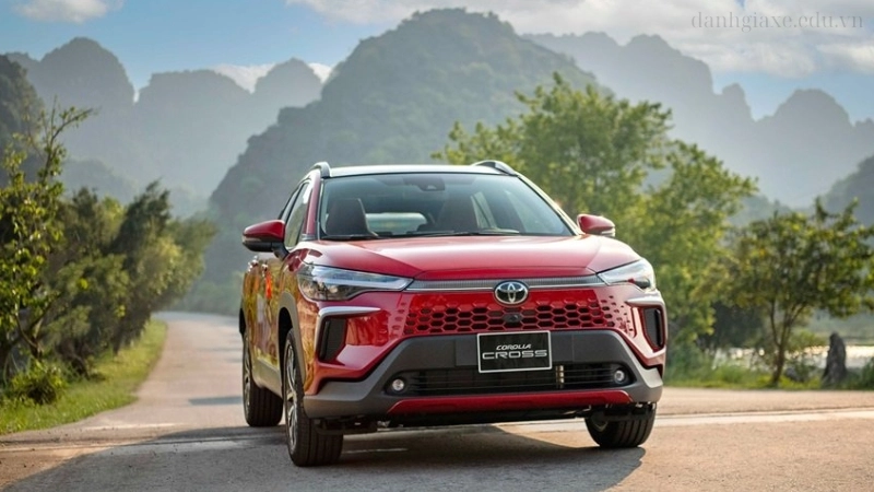 Đánh giá Cross 1.8V đầu xe góc cạnh mạnh mẽ cuốn hút