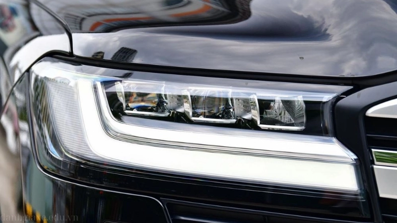 Đánh giá Toyota Land Cruiser đèn LED sắc nét hiện đại