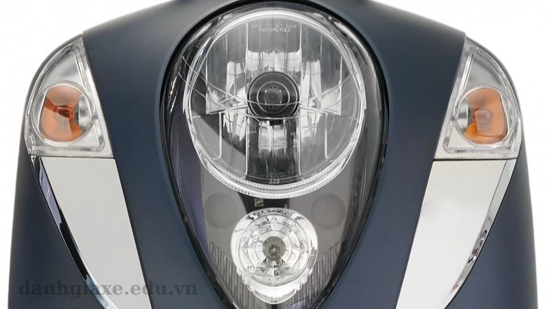 SYM Elite 50 đèn chiếu sáng rõ nét