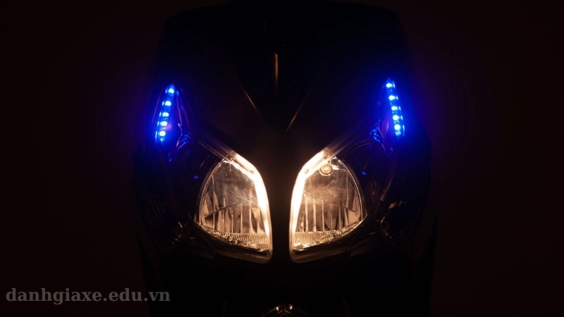 Đèn LED xanh biếc đặc trưng của SYM