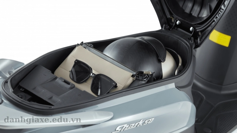 SYM Shark 50 cốp xe rộng rãi 