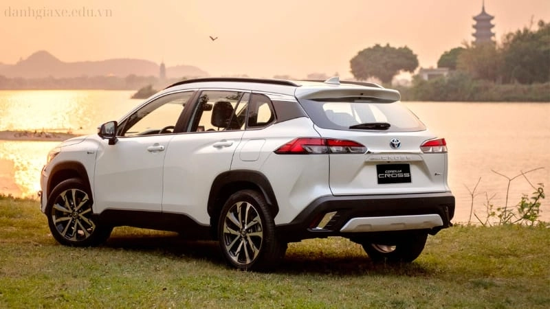 Toyota Cross trắng ngọc trai tinh tế thu hút mọi ánh nhìn