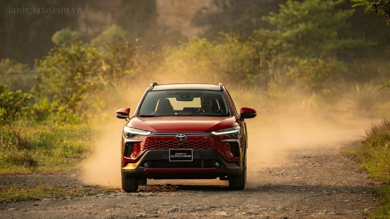 Corolla Cross đỏ nổi bật với cá tính táo bạo