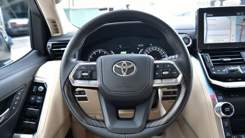 Vô lăng Land Cruiser thiết kế thể thao, hỗ trợ điều khiển linh hoạt