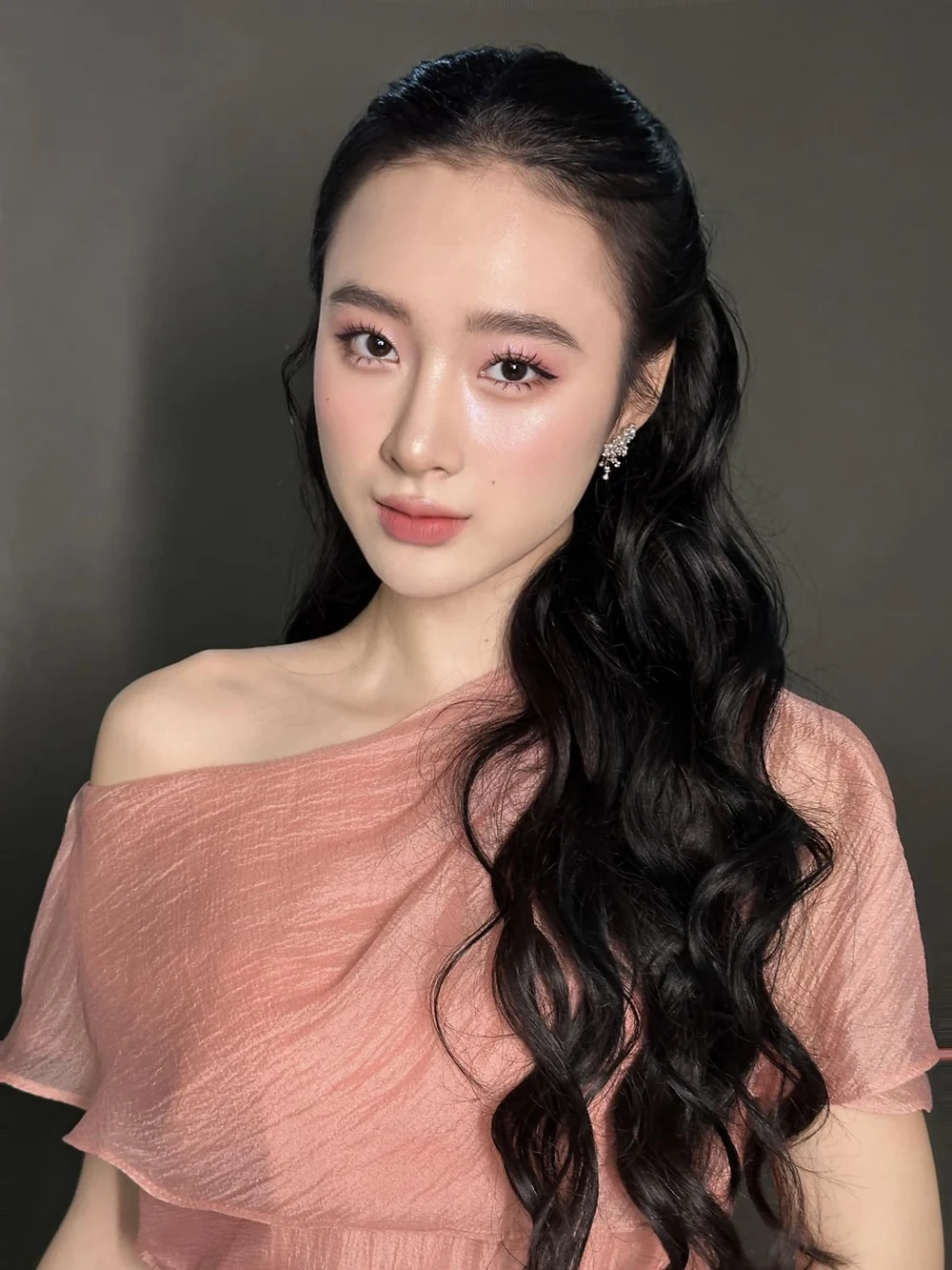 Người hâm mộ tò mò Angela Phương Trinh sinh năm bao nhiêu