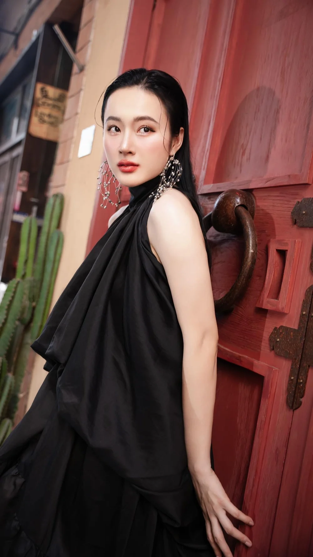 Khi ca hát cũng là điểm mạnh của ca sĩ Angela Phương Trinh