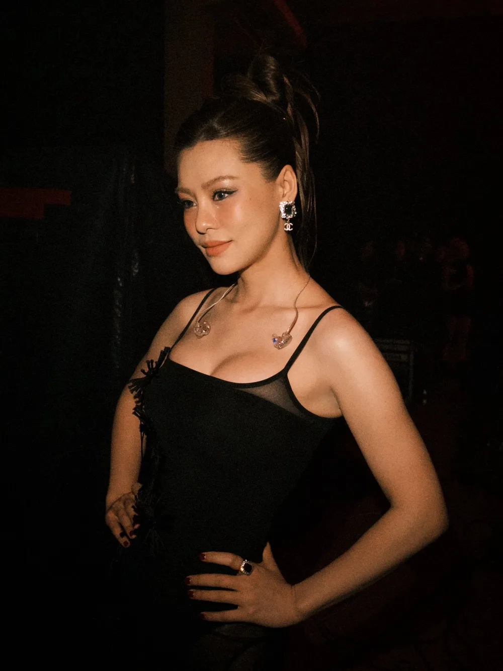 Hình ảnh siêu thực trong Mặt Trăng Bùi Lan Hương