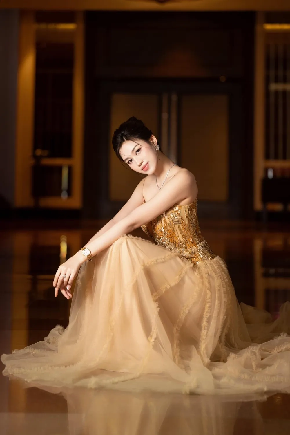 Khoảnh khắc hoa hậu Đỗ Thị Hà trao vương miện gây xúc động mạnh