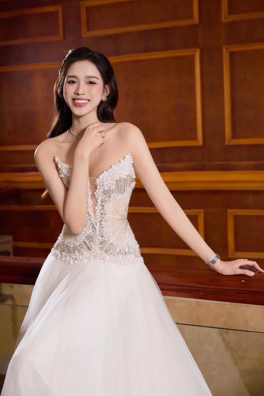 Chiêm ngưỡng đầm dạ hội của Đỗ Thị Hà sang trọng lộng lẫy