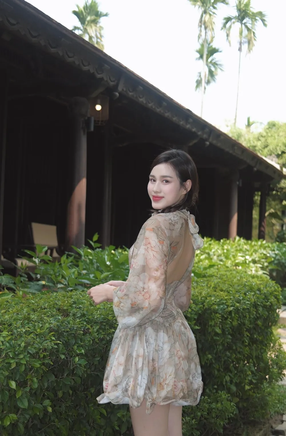 Xem lại khoảnh khắc hoa hậu Đỗ Thị Hà trao vương miện đẹp rực rỡ