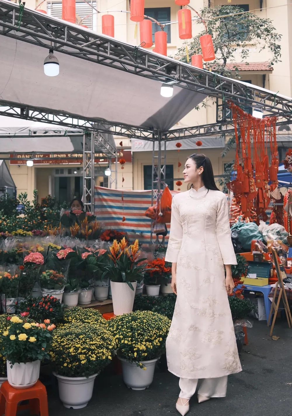 Ngắm nhìn hoa hậu Đỗ Thị Hà mặc áo dài đẹp thuần khiết