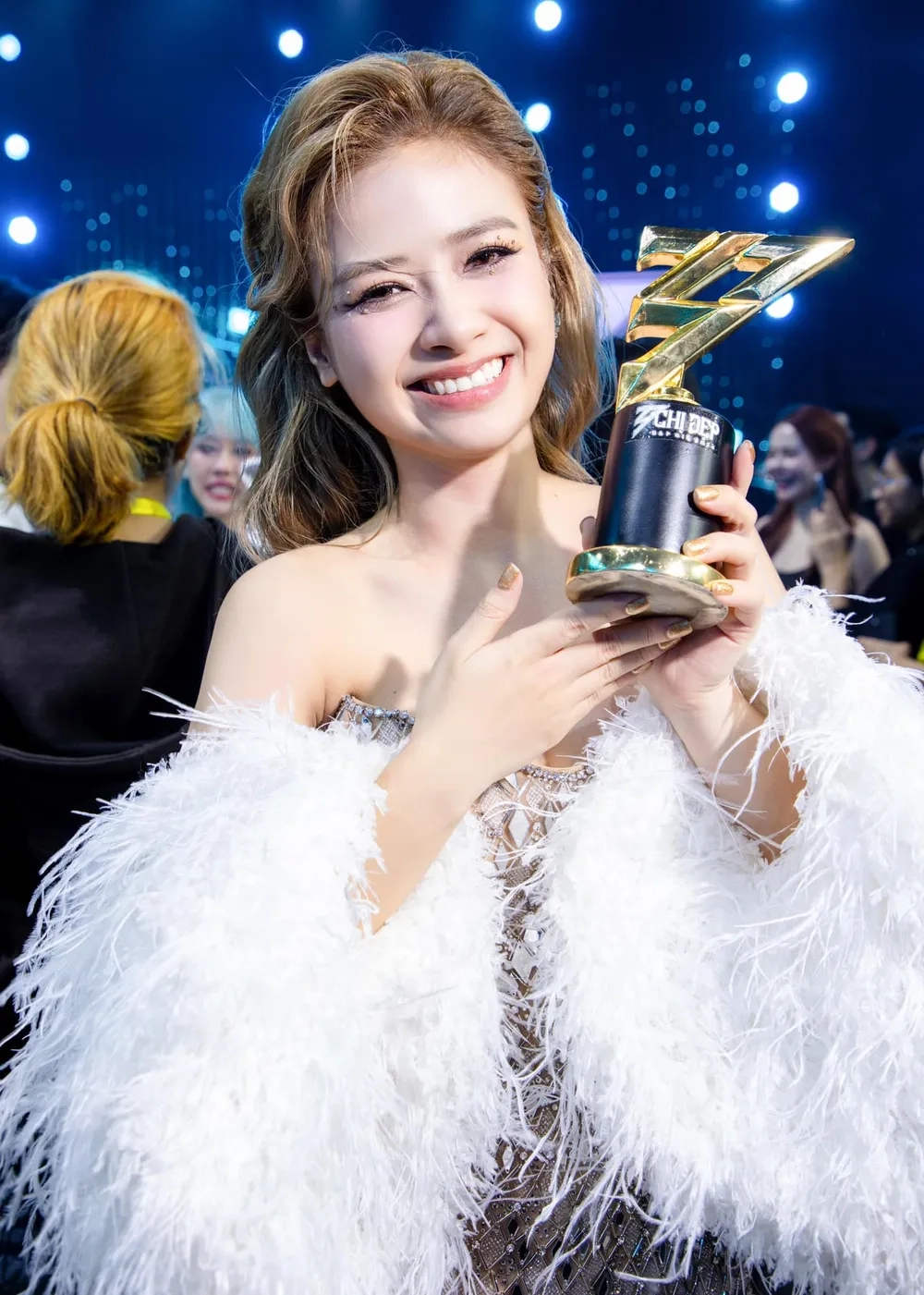 Ca khúc rực rỡ như ánh cầu vồng Cầu Vồng Lấp Lánh Dương Hoàng Yến