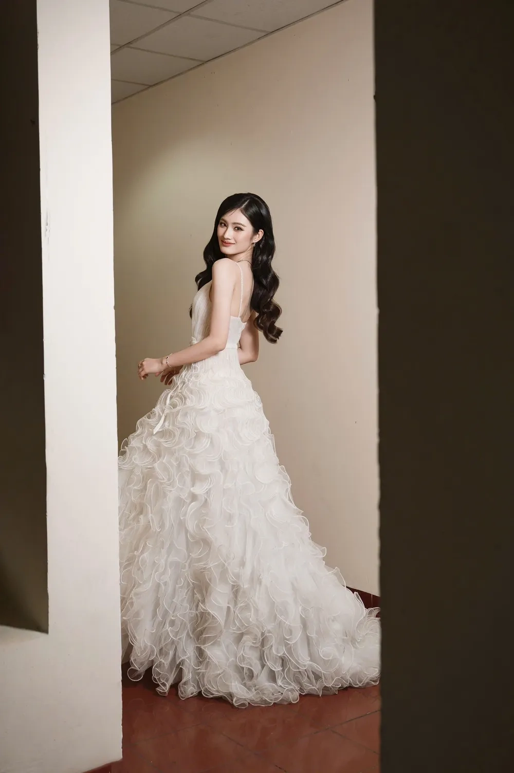 Ngắm nhìn hoa hậu Ý Nhi đăng quang cực rạng rỡ