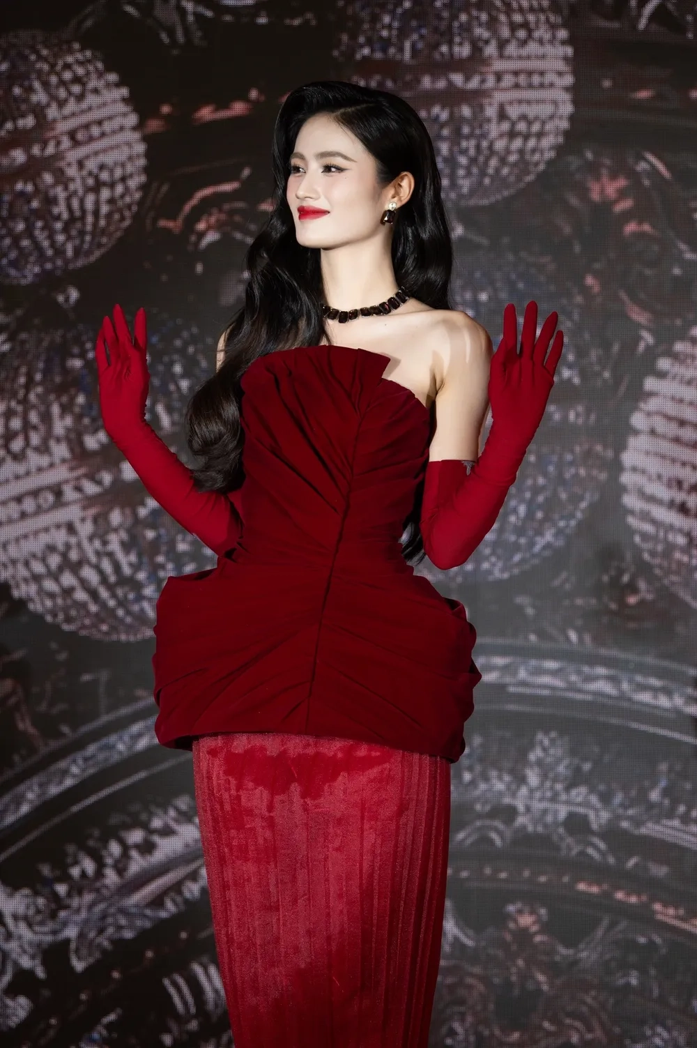 Gây tranh cãi với hoa hậu Ý Nhi phốt nóng hổi