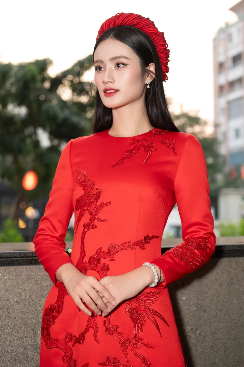 Tìm hiểu hoa hậu Ý Nhi đi du học gây chú ý