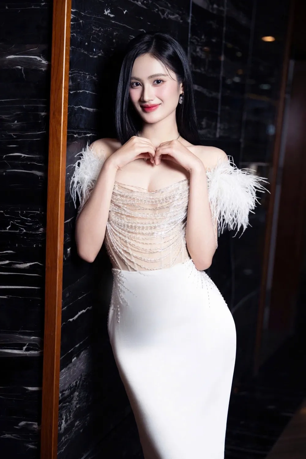 Khám phá gia thế hoa hậu Ý Nhi giàu cỡ nào