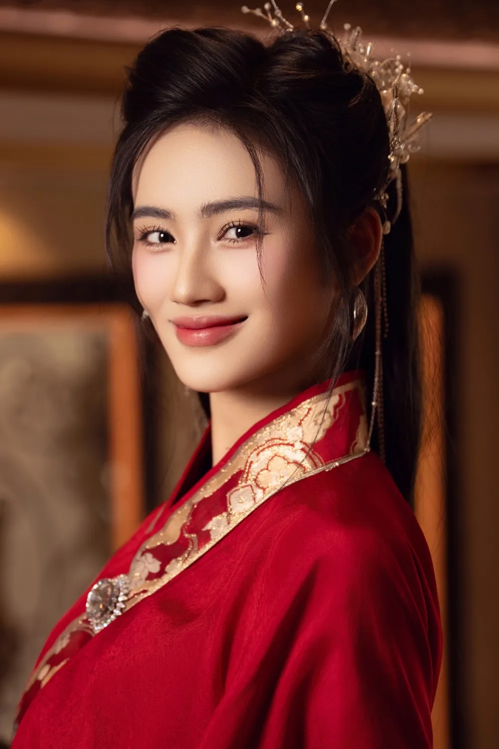 Khám phá hoa hậu Ý Nhi gây bão mạng xã hội