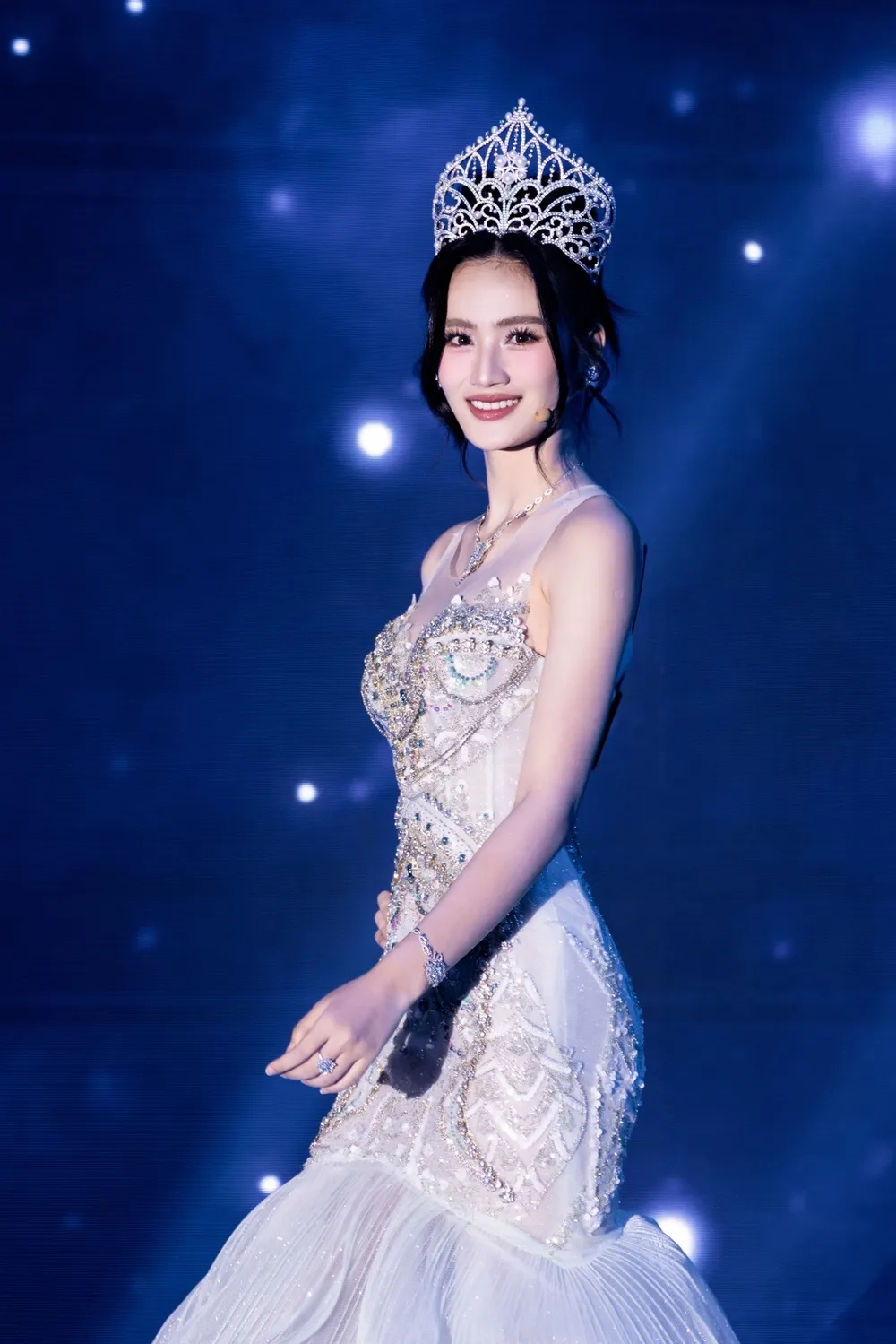 Tìm hiểu Ý Nhi hoa hậu gì được cộng đồng quan tâm